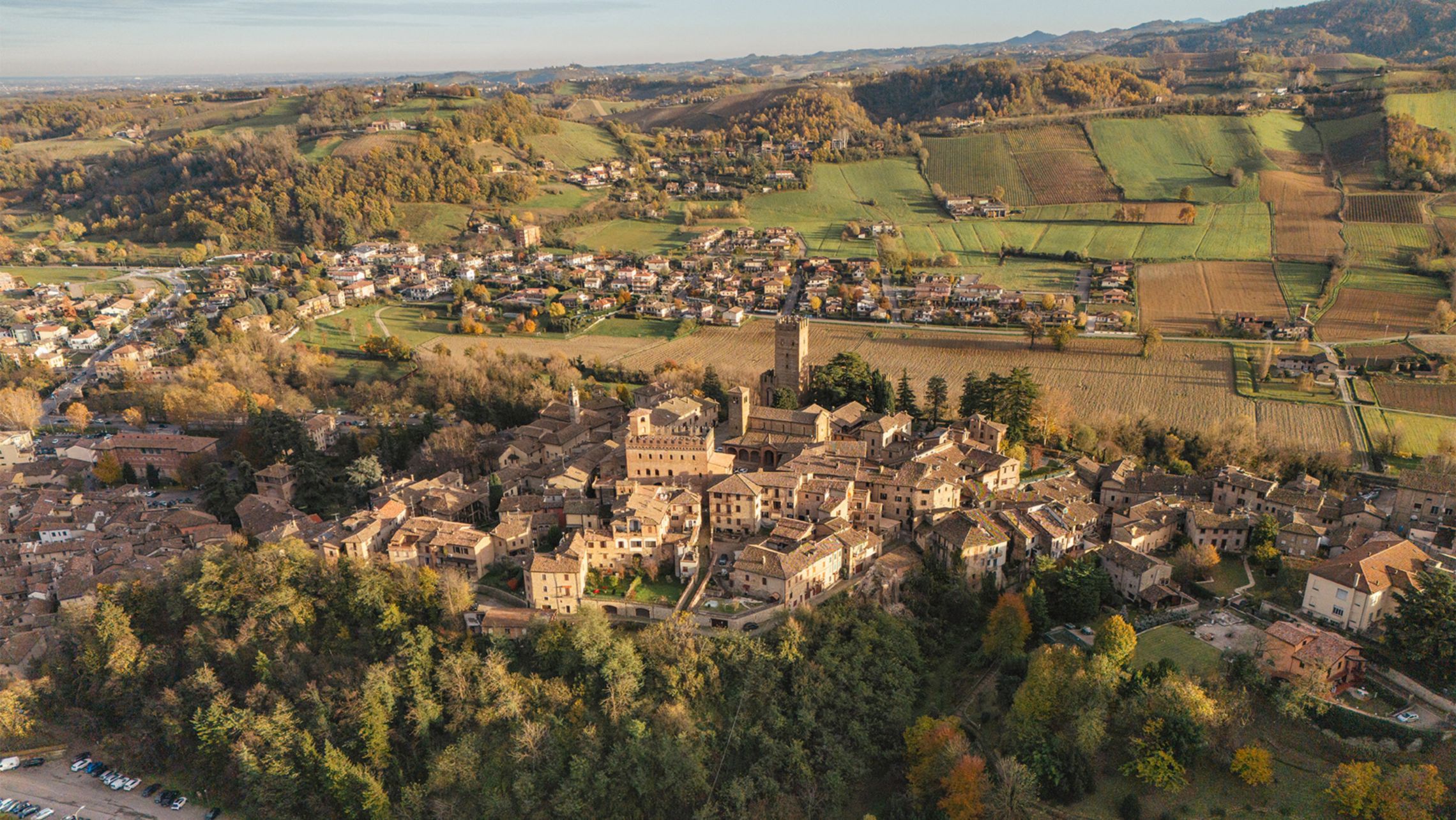 Vista aerea del borgo medievale Castell'arquato immerso in una collina nella calda luce del sole autunnale