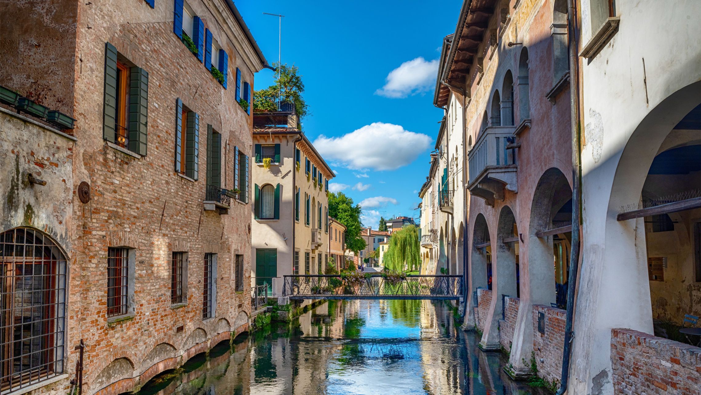 Veduta del fiume Sile e dell'architettura della città di Treviso, Italia. Architettura veneziana a Treviso, Italia.