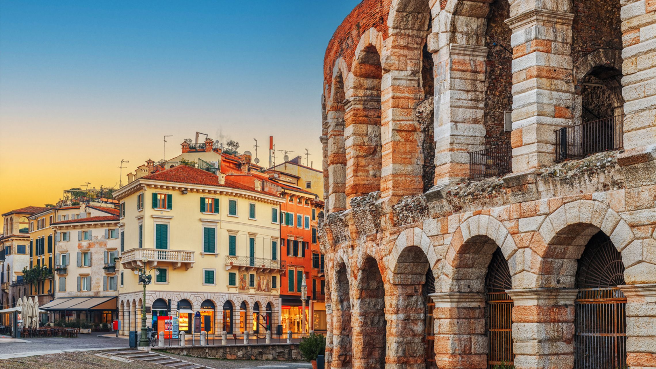 Arena di Verona, un antico anfiteatro romano all'alba.